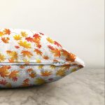 Beyaz Zeminli Sonbahar Yaprak Desenli Dijital Baskılı Modern Raşel Kadife Yastık Kırlent Kılıfı Realhomes