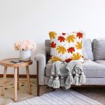 Beyaz Zeminli Sonbahar Yaprak Desenli Dijital Baskılı Modern Raşel Kadife Yastık Kırlent Kılıfı Realhomes