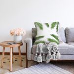 Beyaz Zemin Üzerinde Yeşil İnce Yaprak Desenli Modern Raşel Kadife Yastık Kırlent Kılıfı Realhomes