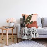 - Sonil-K-8683-Gorsel2 - Realhomes  Pastel Zemin Üzerinde Onedraw Çizimli Yaprak Desenli Raşel Kadife Yastık Kırlent Kılıfı Realhomes