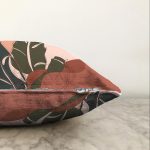 - Sonil-K-8683-Gorsel3 - Realhomes  Pastel Zemin Üzerinde Onedraw Çizimli Yaprak Desenli Raşel Kadife Yastık Kırlent Kılıfı Realhomes