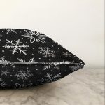 - Sonil-K-8691-Gorsel3 - Realhomes Siyah Zeminli Beyaz Kartanesi Desenli Dijital Baskılı Modern Raşel Kadife Yastık Kırlent Kılıfı Realhomes