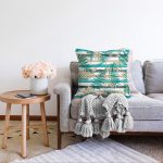 Beyaz Zemin Üzerinde Yeşil Çizgili Yaprak Desenli Modern Raşel Kadife Yastık Kırlent Kılıfı Realhomes