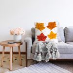 Beyaz Zeminli Sonbahar Yaprak Desenli Dijital Baskılı Modern Raşel Kadife Yastık Kırlent Kılıfı Realhomes