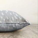 - Sonil-K-8694-Gorsel3 - Realhomes Gri Zemin Üzerinde Çamağacı Desenli Dijital Baskılı Modern Raşel Kadife Yastık Kırlent Kılıfı Realhomes