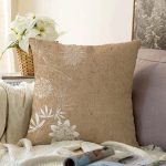 - Sonil-K-8696-Gorsel1 - Realhomes Pastel Zemin Üzerinde Beyaz Çiçek Desenli Raşel Kadife Yastık Kırlent Kılıfı Realhomes