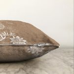 - Sonil-K-8696-Gorsel3 - Realhomes Pastel Zemin Üzerinde Beyaz Çiçek Desenli Raşel Kadife Yastık Kırlent Kılıfı Realhomes