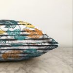 Beyaz Zemin Üzerinde Siyah Çizgili Renkli Yaprak Desenli Raşel Kadife Yastık Kırlent Kılıfı Realhomes