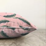 - Sonil-K-8699-Gorsel3 - Realhomes Pastel Zeminli Yeşil Yaprak Desenli Dijital Baskılı Modern Raşel Kadife Yastık Kırlent Kılıfı Realhomes