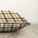 - Sonil-K-8700-Gorsel3 - Realhomes Beyaz Zemin Üzerinde Siyah Sarı Ekose Desenli Dijital Baskılı Modern Raşel Kadife Yastık Kılıfı Realhomes