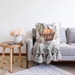 - Sonil-K-8709-Gorsel2 - Realhomes  Beyaz Zemin Üzerinde Renkli Balkabağı Desenli Dijital Baskılı Modern Raşel Kadife Yastık Kılıfı Realhomes