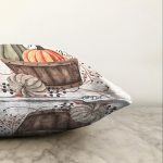 - Sonil-K-8709-Gorsel3 - Realhomes  Beyaz Zemin Üzerinde Renkli Balkabağı Desenli Dijital Baskılı Modern Raşel Kadife Yastık Kılıfı Realhomes