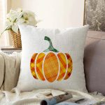 - Sonil-K-8714-Gorsel1 - Realhomes  Beyaz Zemin Üzerinde Ekose Desenli Balkabak Motifli Raşel Kadife Yastık Kırlent Kılıfı Realhomes