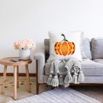 - Sonil-K-8714-Gorsel2 - Realhomes  Beyaz Zemin Üzerinde Ekose Desenli Balkabak Motifli Raşel Kadife Yastık Kırlent Kılıfı Realhomes