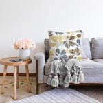 Beyaz Zeminli Renkli Yaprak Desenli Dijital Baskılı Modern Raşel Kadife Yastık Kırlent Kılıfı Realhomes