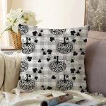 - Sonil-K-8719-Gorsel1 - Realhomes Beyaz Zemin Üzerinde Gri Ekose Desenli Balkabağı Desenli Raşel Kadife Yastık Kırlent Kılıfı Realhomes