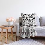 - Sonil-K-8719-Gorsel2 - Realhomes Beyaz Zemin Üzerinde Gri Ekose Desenli Balkabağı Desenli Raşel Kadife Yastık Kırlent Kılıfı Realhomes