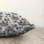 - Sonil-K-8719-Gorsel3 - Realhomes Beyaz Zemin Üzerinde Gri Ekose Desenli Balkabağı Desenli Raşel Kadife Yastık Kırlent Kılıfı Realhomes