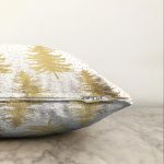 - Sonil-K-8721-Gorsel3 - Realhomes Beyaz Zemin Üzerinde Gold Renkli Çam Ağacı Desenli Modern Raşel Kadife Yastık Kırlent Kılıfı Realhomes