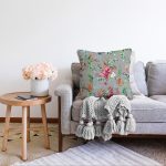 Pastel Zeminli Yılbaşı Çorabı Desenli Dijital Baskılı Modern Raşel Kadife Yastık Kırlent Kılıfı Realhomes