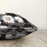 Rengarenk Zemin Üzerinde Siyah Beyaz Çiçek Desenli Modern Raşel Kadife Yastık Kırlent Kılıfı Realhomes