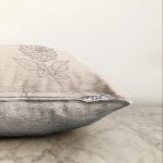 - Sonil-K-8728-Gorsel3 - Realhomes Pastel Zemin Üzerinde Çiçek Desenli Dijital Baskılı Modern Raşel Kadife Yastık Kırlent Kılıfı Realhomes