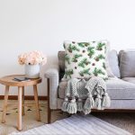 Beyaz Zemin Üzerinde Çam Kozalağı Desenli Raşel Kadife Yastık Kırlent Kılıfı Realhomes