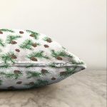 Beyaz Zemin Üzerinde Çam Kozalağı Desenli Raşel Kadife Yastık Kırlent Kılıfı Realhomes