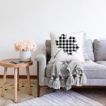 - Sonil-K-8734-Gorsel2 - Realhomes Beyaz Zeminli Siyah Gri Ekose Desenli Dijital Baskılı Modern Raşel Kadife Yastık Kırlent Kılıfı Realhomes