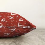 Kırmızı Zemin Üzerinde Geyik Desenli Dijital Baskılı Modern Raşel Kadife Yastık Kırlent Kılıfı Realhomes