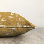 - Sonil-K-8737-Gorsel3 - Realhomes Renkli Zemin Üzerinde Geyik Desenli Dijital Baskılı Modern Raşel Kadife Yastık Kırlent Kılıfı Realhomes