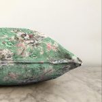 Rengarenk Zemin Üzerinde Çiçek Motifli Dijital Baskılı Modern Raşel Kadife Yastık Kırlent Kılıfı Realhomes