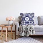 Beyaz Zemin Üzerinde Çini Desenli Dijital Baskılı Modern Raşel Kadife Yastık Kırlent Kılıfı Realhomes