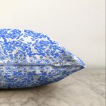 Beyaz Zemin Üzerinde Çini Desenli Dijital Baskılı Modern Raşel Kadife Yastık Kırlent Kılıfı Realhomes