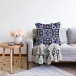 - Sonil-K-8752-Gorsel2 - Realhomes Pastel Zemin Üzerinde Çini Desenli Dijital Baskılı Modern Raşel Kadife Yastık Kırlent Kılıfı Realhomes