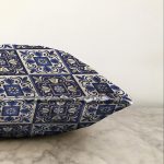 - Sonil-K-8752-Gorsel3 - Realhomes Pastel Zemin Üzerinde Çini Desenli Dijital Baskılı Modern Raşel Kadife Yastık Kırlent Kılıfı Realhomes