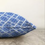 Beyaz Zemin Üzerinde Çini Desenli Dijital Baskılı Modern Raşel Kadife Yastık Kırlent Kılıfı Realhomes