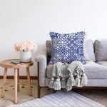 - Sonil-K-8759-Gorsel2 - Realhomes Beyaz Zemin Üzerinde Çini Desenli Dijital Baskılı Modern Raşel Kadife Yastık Kırlent Kılıfı Realhomes