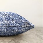 - Sonil-K-8759-Gorsel3 - Realhomes Beyaz Zemin Üzerinde Çini Desenli Dijital Baskılı Modern Raşel Kadife Yastık Kırlent Kılıfı Realhomes