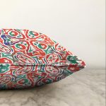 Beyaz Zemin Üzerinde Çini Desenli Dijital Baskılı Modern Raşel Kadife Yastık Kırlent Kılıfı Realhomes