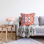 Beyaz Zemin Üzerinde Çini Desenli Dijital Baskılı Modern Raşel Kadife Yastık Kırlent Kılıfı Realhomes