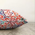 Beyaz Zemin Üzerinde Çini Desenli Dijital Baskılı Modern Raşel Kadife Yastık Kırlent Kılıfı Realhomes