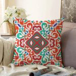 Beyaz Zemin Üzerinde Çini Desenli Dijital Baskılı Modern Raşel Kadife Yastık Kırlent Kılıfı Realhomes