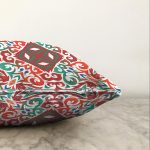 Beyaz Zemin Üzerinde Çini Desenli Dijital Baskılı Modern Raşel Kadife Yastık Kırlent Kılıfı Realhomes