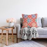 - Sonil-K-8763-Gorsel2 - Realhomes Beyaz Zemin Üzerinde Çini Desenli Dijital Baskılı Modern Raşel Kadife Yastık Kırlent Kılıfı Realhomes