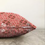 Beyaz Zemin Üzerinde Çini Desenli Dijital Baskılı Modern Raşel Kadife Yastık Kırlent Kılıfı Realhomes