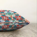 Beyaz Zemin Üzerinde Çini Desenli Dijital Baskılı Modern Raşel Kadife Yastık Kırlent Kılıfı Realhomes