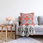 Beyaz Zemin Üzerinde Çini Desenli Dijital Baskılı Modern Raşel Kadife Yastık Kırlent Kılıfı Realhomes