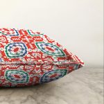 Beyaz Zemin Üzerinde Çini Desenli Dijital Baskılı Modern Raşel Kadife Yastık Kırlent Kılıfı Realhomes