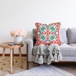 Beyaz Zemin Üzerinde Çini Desenli Dijital Baskılı Modern Raşel Kadife Yastık Kırlent Kılıfı Realhomes